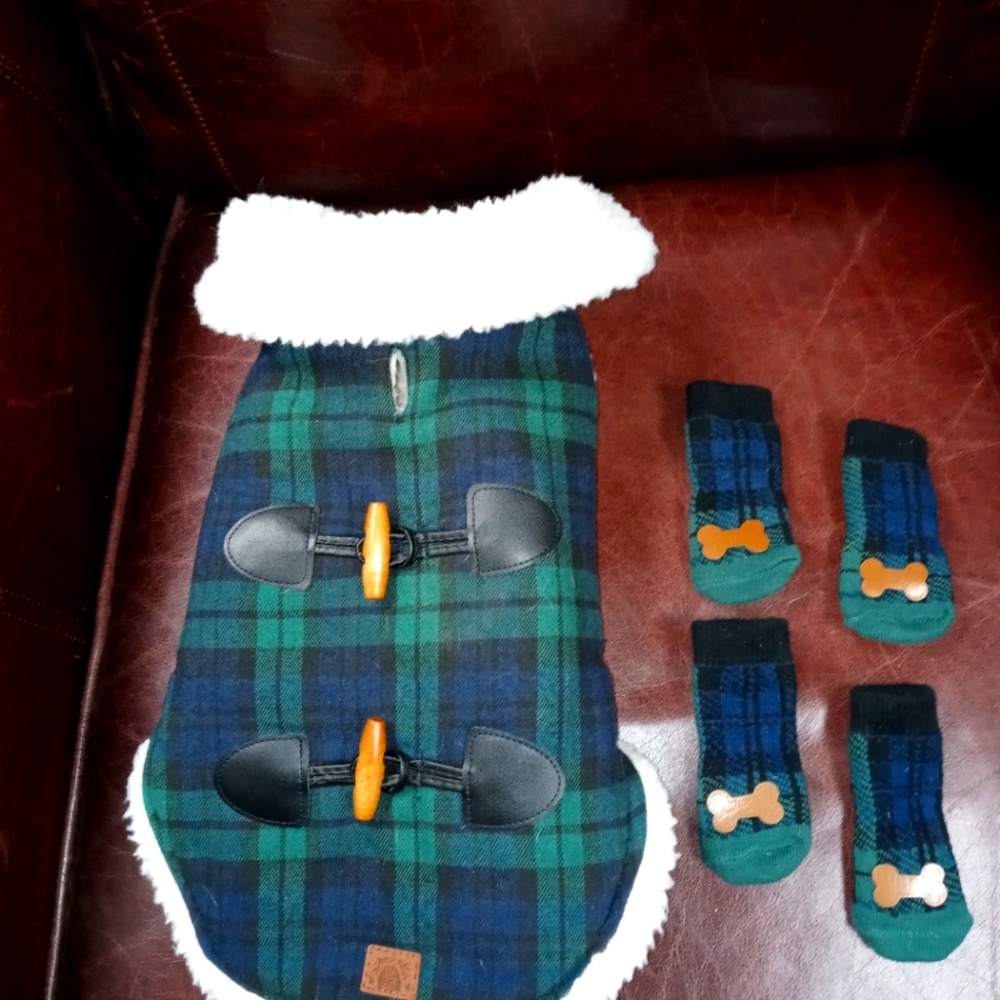 Dog sweater and booties good condition fits dogs 16lbs and under